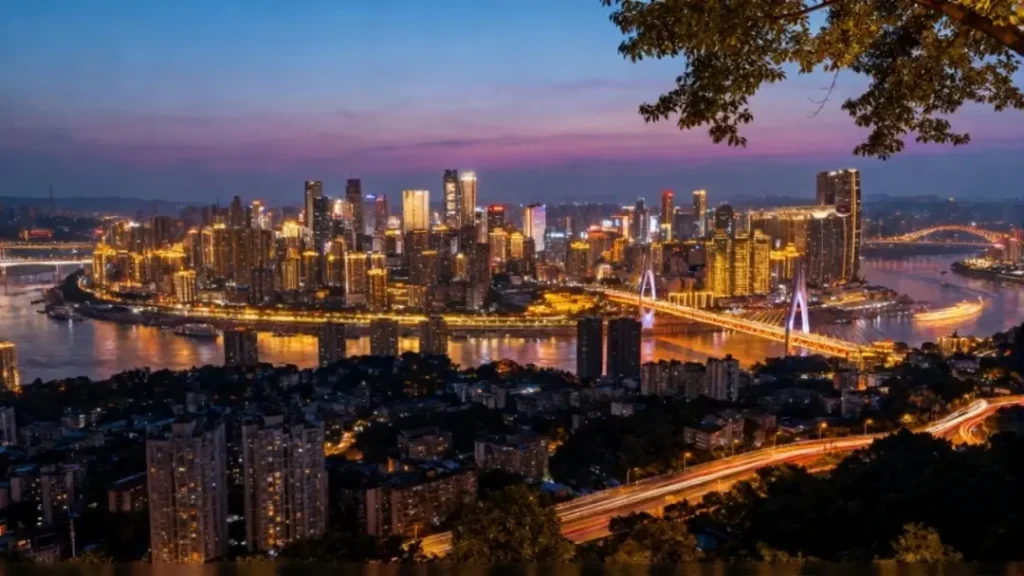 Enjoy the Chongqing night view from the Yikeshu Viewpoint