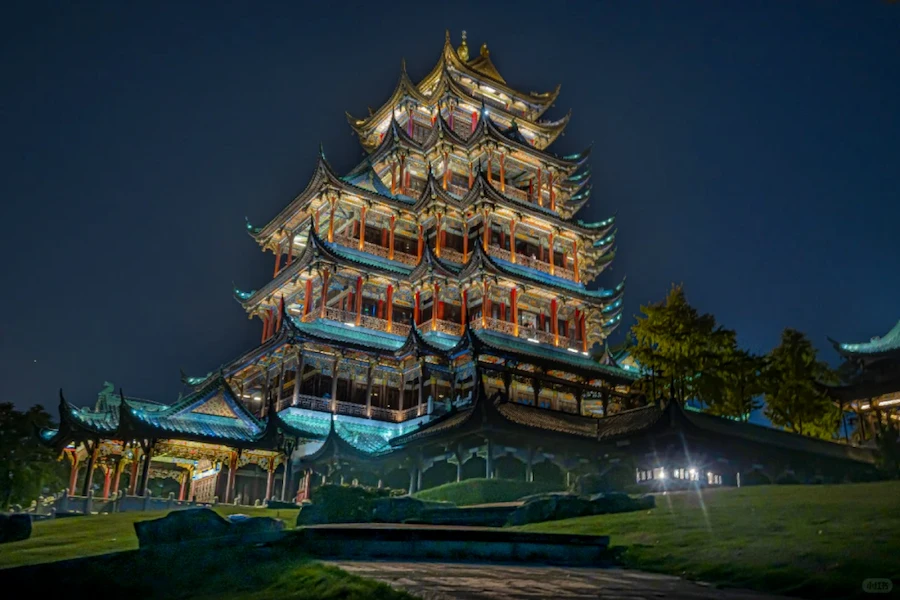 Night view of Hongen Temple in Chongqing