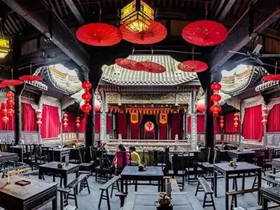 Watching a play at the Huguang Guild Hall