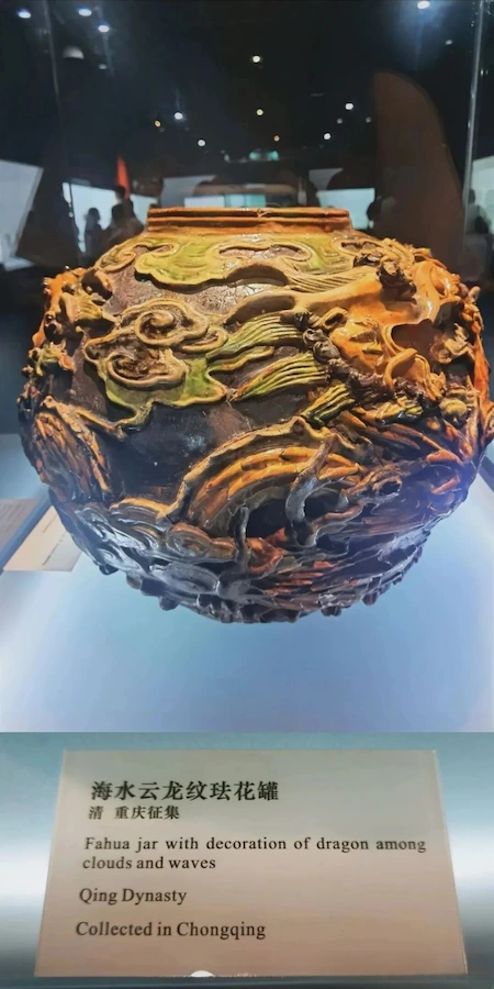 Main artifacts on the fourth floor of the Three Gorges Museum Flower jars