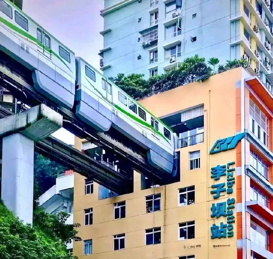 Tourist Attractions in Chongqing:Chongqing Liziba passes through the light rail