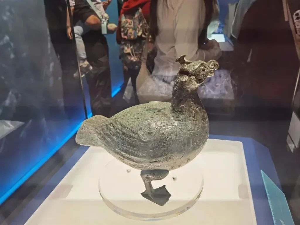 The bronze bird-shaped statue of the Warring States period